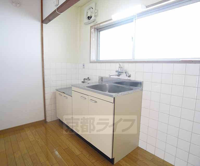 キッチン　キッチンもきれいに改装済み。