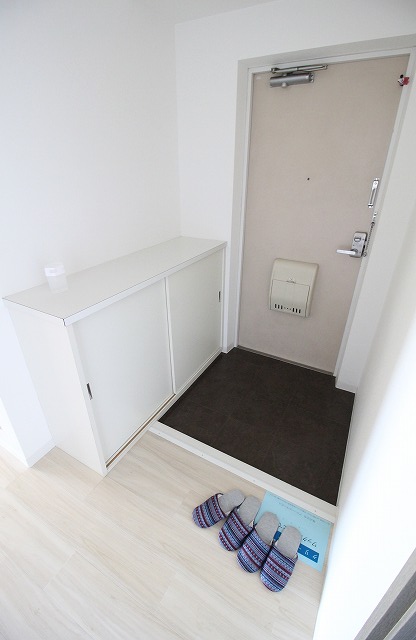 玄関　別の部屋の写真です（小物は付きません）