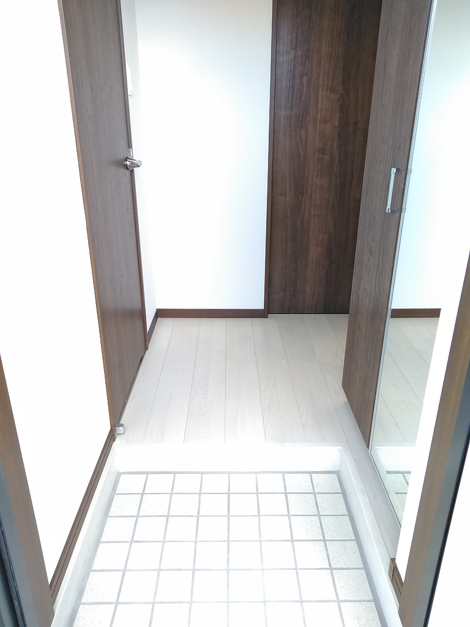フォレストメゾン堀割弐番館の玄関写真
