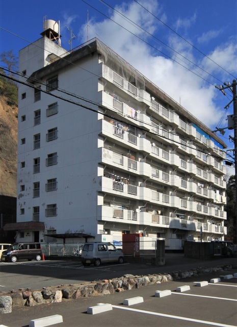 松山市道後姫塚のマンションの建物外観