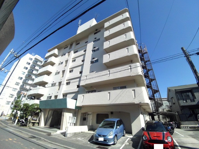 建物外観　エレベーター付きのマンションです。