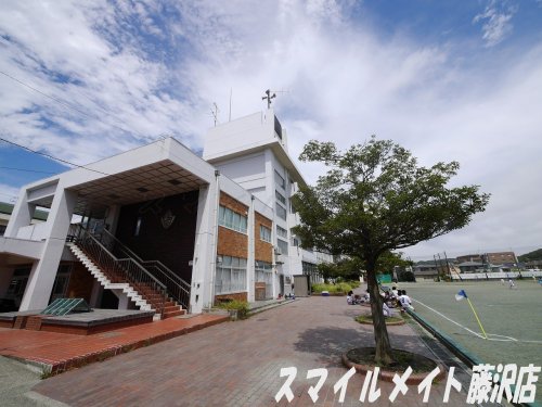 中学校　腰越中学校（中学校）まで82m