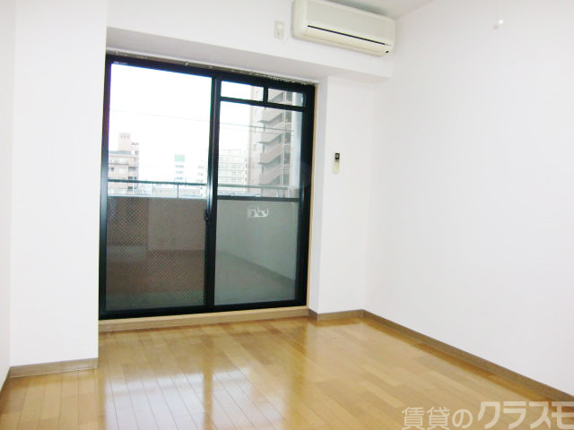 バルコニー　窓を開けると涼しい風も取り込めますよ！