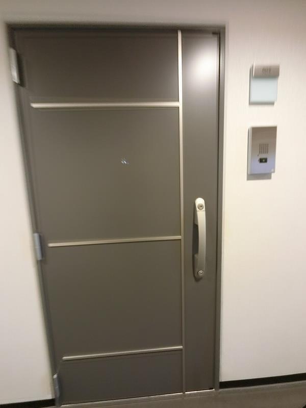 玄関　ダブルロックドア