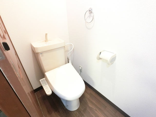 トイレ　温水洗浄便座付きトイレです。