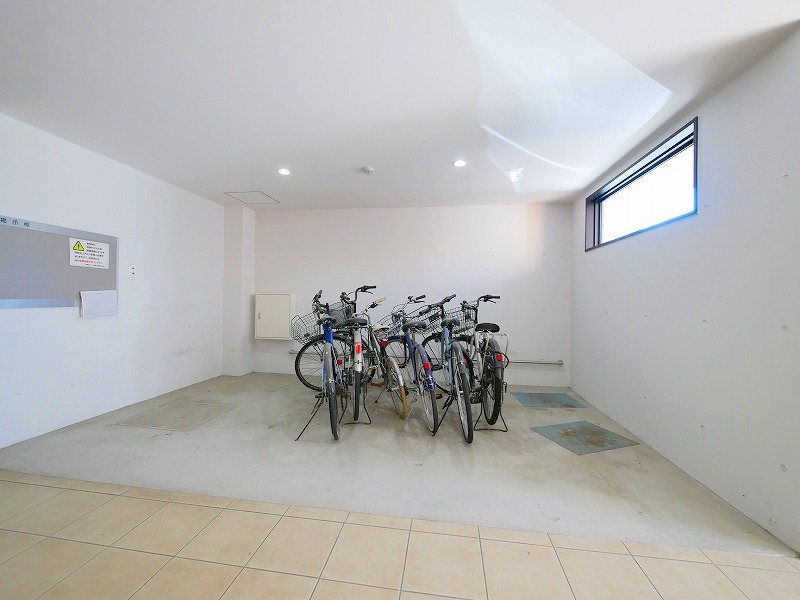 その他共有部分　エントランス＆屋根がある自転車置き場です♪