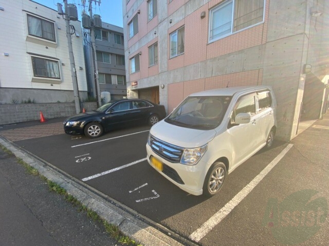 【札幌市東区北十三条東のマンションの駐車場】