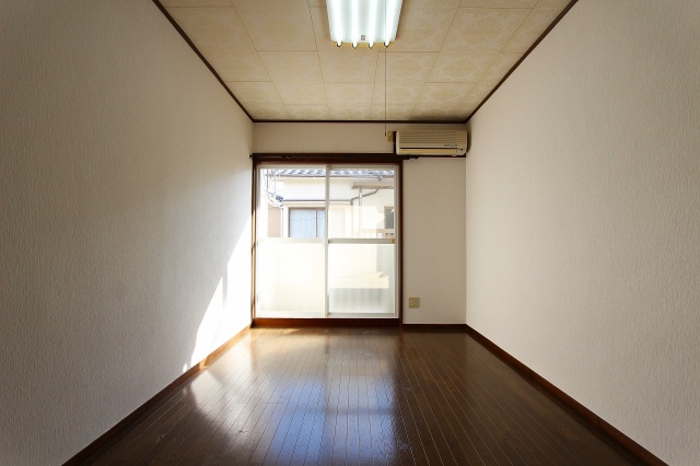 居室・リビング　同物件別室です