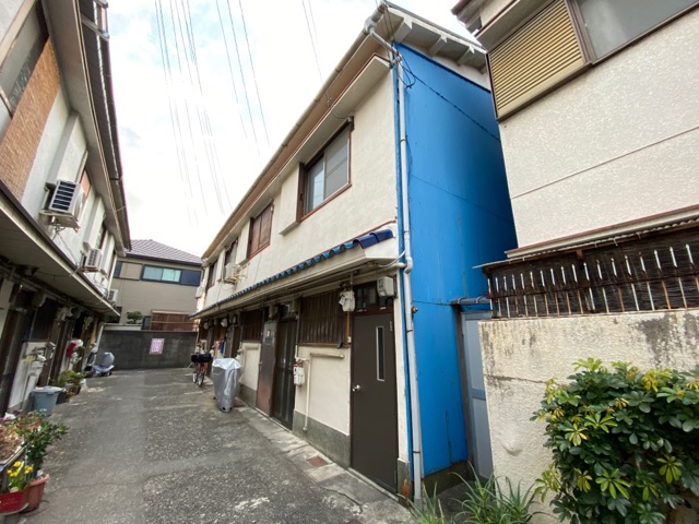 堺市西区上野芝町のアパートの建物外観