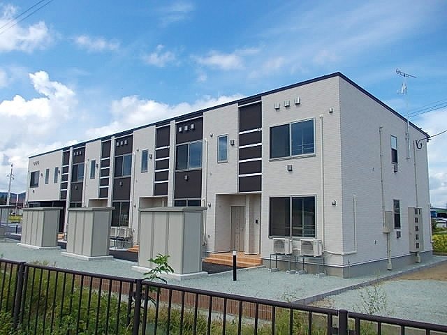 湯沢市字上荻生田のアパートの建物外観