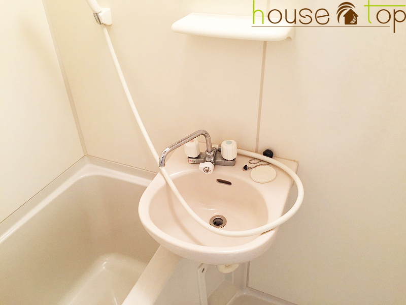 洗面設備　バス内の洗面所です