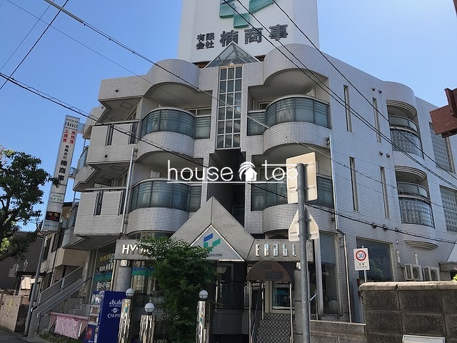 建物外観　コンクリート造の重厚感のある建物です♪