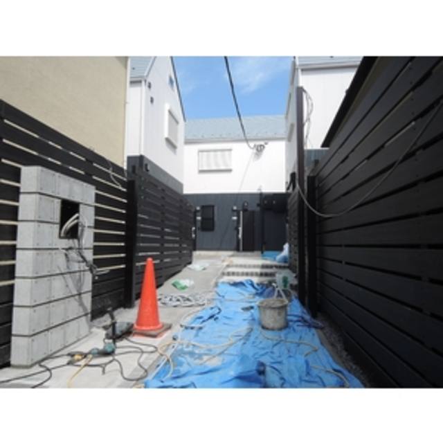 エントランス　建築中の写真です。