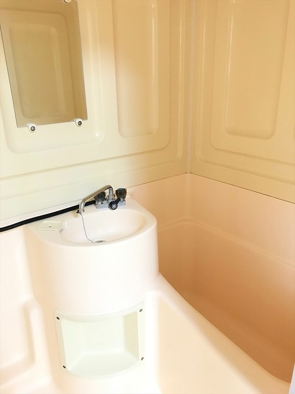 バス・シャワールーム　洗面ボウル付きの浴室