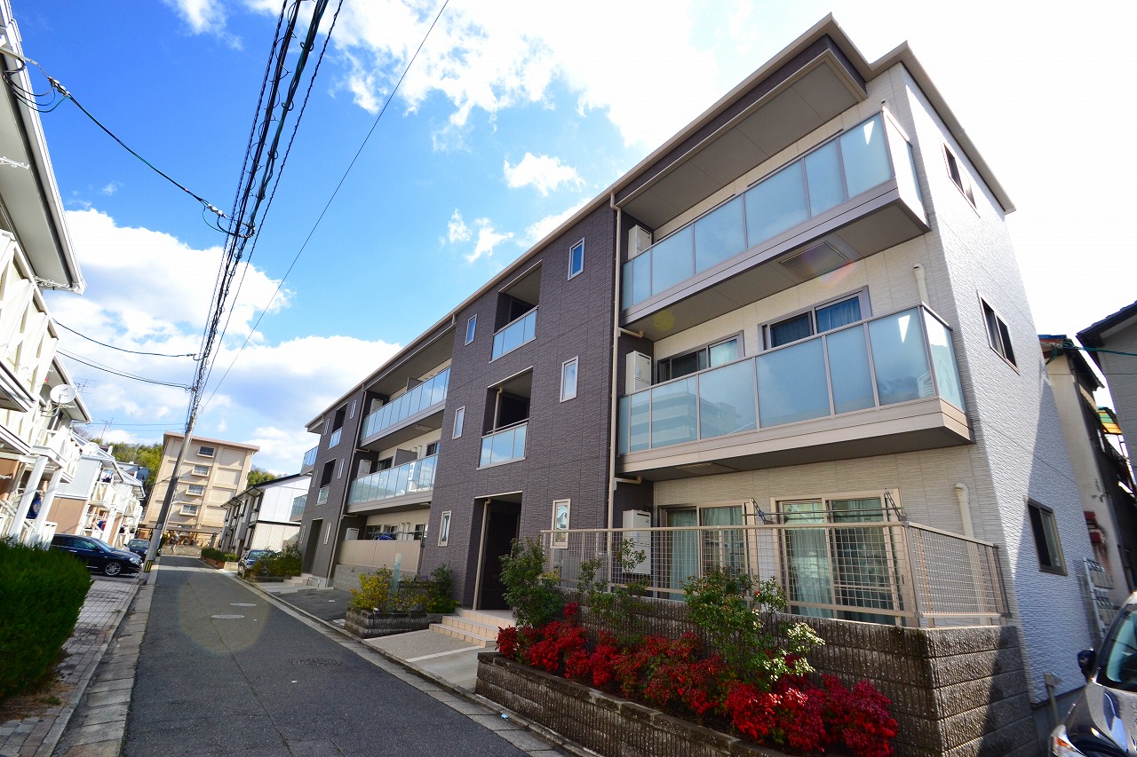 安芸郡府中町桃山のマンションの建物外観