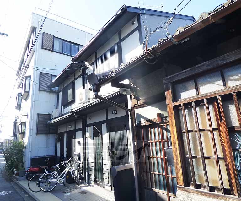 【京都市中京区西ノ京円町のアパートの建物外観】