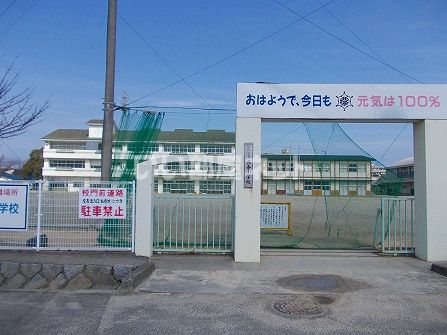 【西条市朔日市のアパートの小学校】