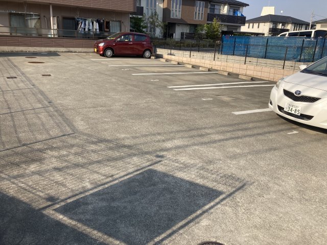 【間渡里ハイツの駐車場】