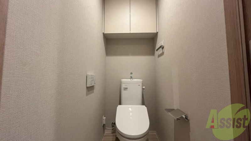 トイレ　トイレです。ウォシュレット機能が付いていて安心ですね。