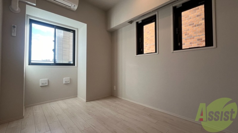 その他部屋・スペース　５帖の洋室です。窓が３ヵ所あり、エアコンも設置されています。