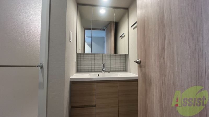 洗面設備　洗面台です。鏡が大きく、準備がしやすそうです。