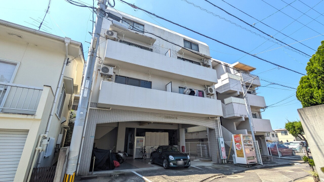 松山市小坂のマンションの建物外観