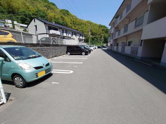 【海南市船尾のマンションの駐車場】