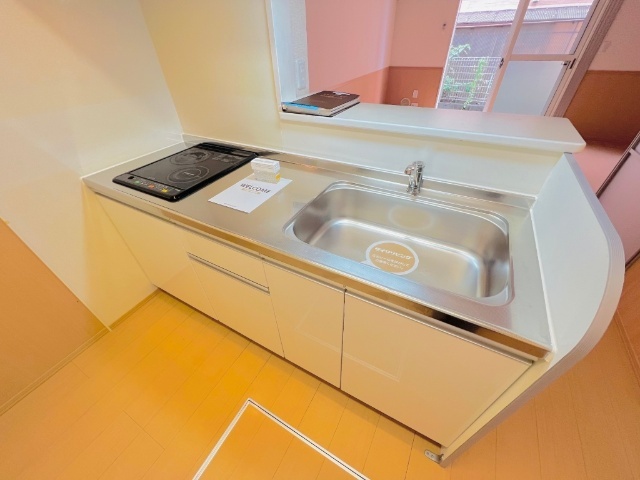 キッチン　同一建物内１０２号室内装写真転載