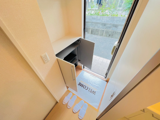 玄関　同一建物内１０２号室内装写真転載