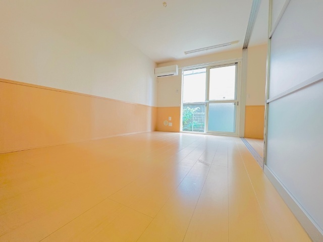 居室・リビング　同一建物内１０２号室内装写真転載