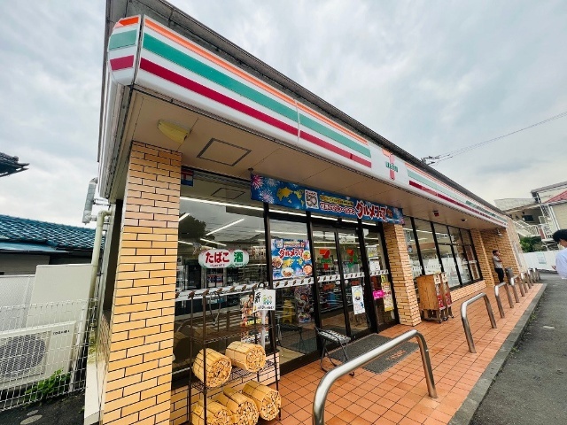 コンビニ　セブンイレブン武蔵五日市駅前店（コンビニ）まで735m