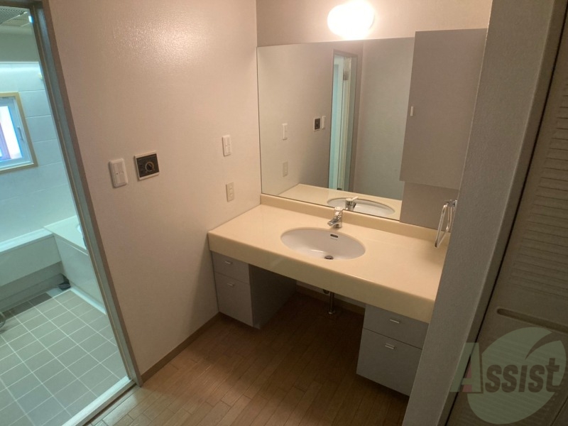 バス・シャワールーム　洗面台はこちらを含め３か所ございます！！