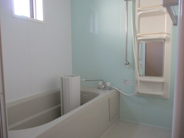 バス・シャワールーム　足を伸ばしてゆったりくつろげるバスルーム。