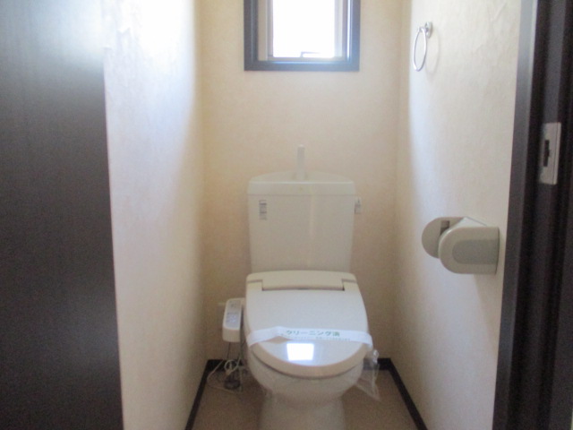 トイレ　嬉しい温水洗浄暖房便座付き。小窓もございます。