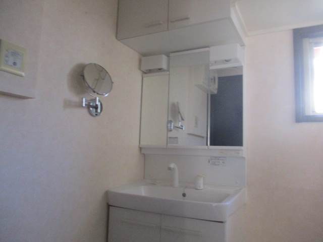 洗面設備　独立洗面化粧台付き。