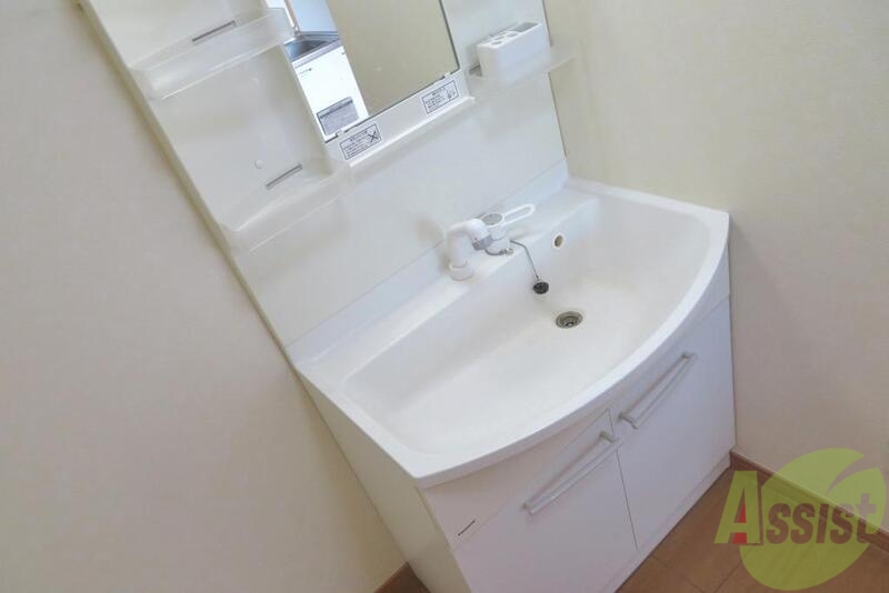 洗面設備　キッチンの向かい側には洗面化粧台が完備です