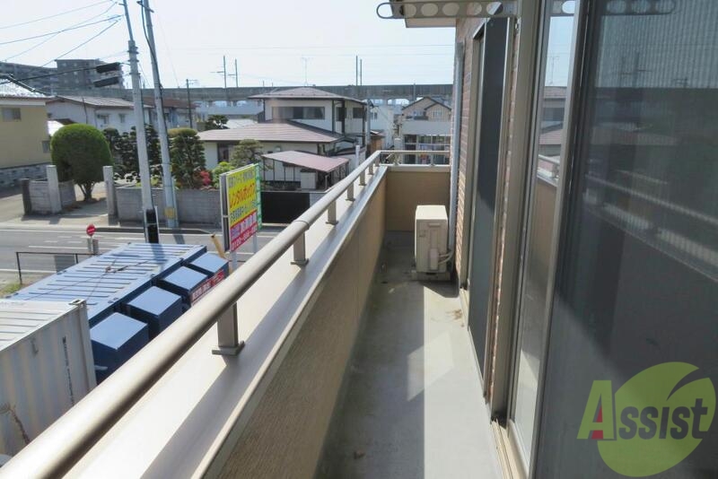 バルコニー　南向きのバルコニーでお洗濯もはかどりそうですね