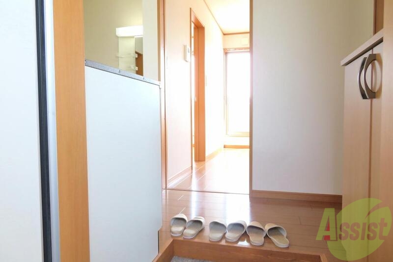 玄関　玄関を入るとまずキッチン、右手にトイレで左側にお風呂洗面です