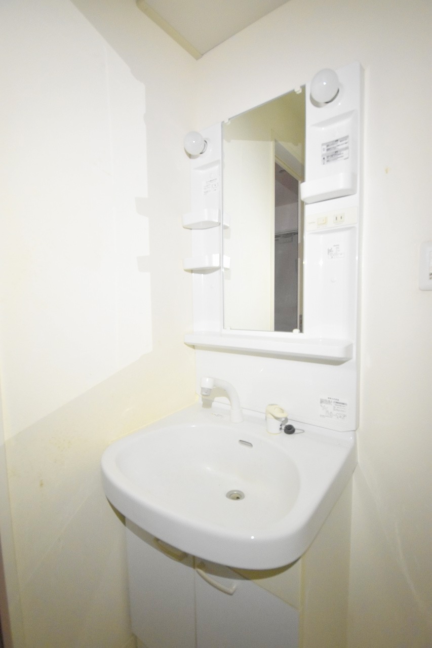 洗面設備　室内洗濯機置き場・独立洗面台あります。