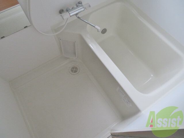 バス・シャワールーム　お風呂には追い焚き付きでゆったり入れる感じがグッド。