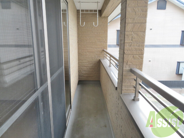 バルコニー　バルコニーは広さもありますので洗濯物も干しやすい。