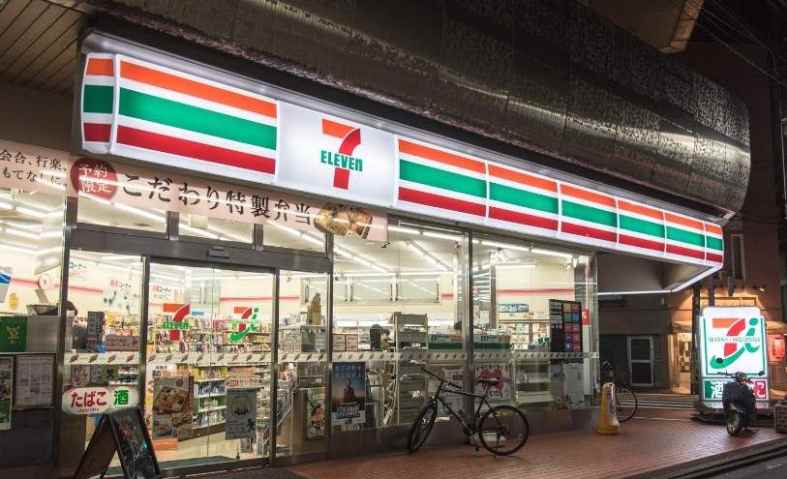 コンビニ　セブンイレブン（コンビニ）まで197m