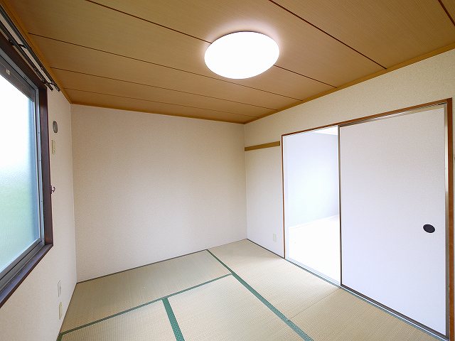 その他部屋・スペース　開放的な寝室です