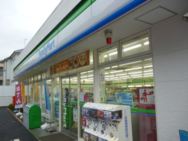 コンビニ　ファミリーマート（コンビニ）まで630m