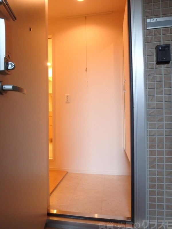 玄関　玄関から室内が見えない設計になっています♪