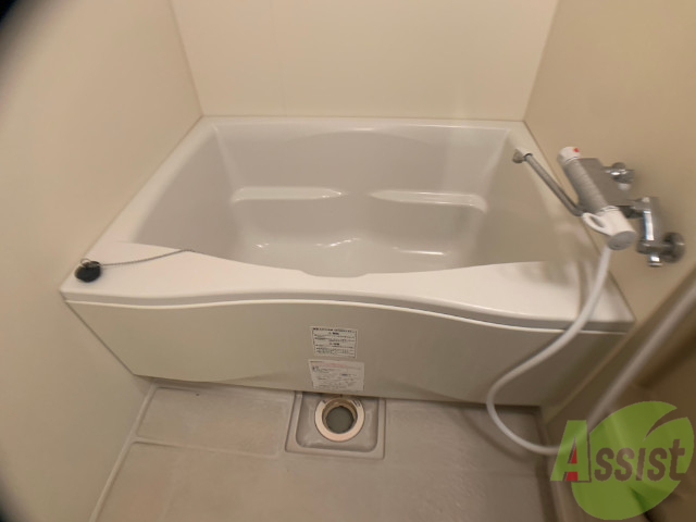 バス・シャワールーム　バスルームは狭すぎず、シャワーも浴びやすそうです。