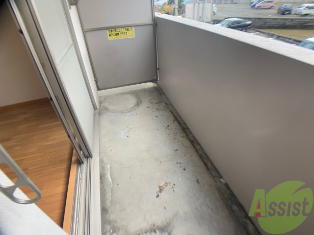 バルコニー　バルコニー。洗濯物がはかどりそうな広さがありますよ。