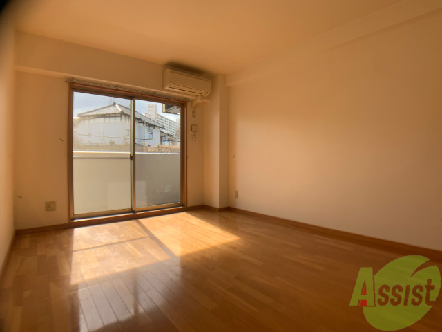 居室・リビング　８．５帖の洋室です。広々として、きれいですね。