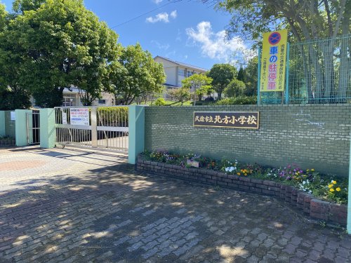 小学校　武雄市立北方小学校（小学校）まで906m