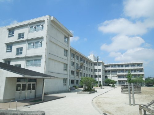 小学校　松山市立久米小学校（小学校）まで831m